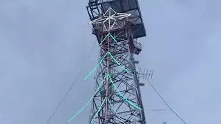 Студенты из Анкориджа помогают зажечь рождественскую елку на вышке AT&T