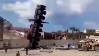 L'accident impressionnant d'une grue et de son chargement