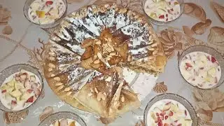 بسطيلة بالدجاج و اللوز على أصولها مزينة ببريوات