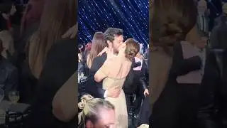 Leighton Meester & Adam Brody share movie-level kiss when he wins Best Actor in a Comedy #GossipGirl