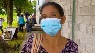 Mujer productora de ma&iacute;z agradece la entrega del paquete agr&iacute;cola