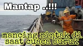 mancing ikan layang di kapal Terminal flowting Crane