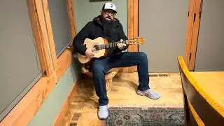 Un tour por la cabaña y cantando unas canciones 