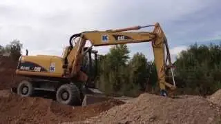 Cat M315C beim Aufschichten von Recyclingmaterial