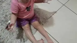 Passando creme nas pernas