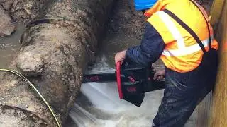 Ukázka použití řetězové pily ICS 695XL PG při řezání litinového potrubí.