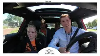 Jasmijn werd opgehaald door Bas van de Goor in een Dusseldorp Mini