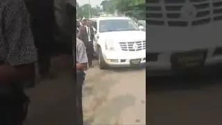 Тело Аллвелл Адемолы доставляют на кладбище, пусть ее душа покоится в мире.