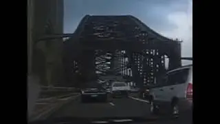 Driving true the Harbord Bridge Sydney Austr&aacute;lia 2007