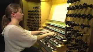 Linn&eacute;a Sirborn spelar Bach och Bo&euml;llman