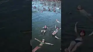 पानी पर छितरे सैकड़ों लोग [Floating world record]