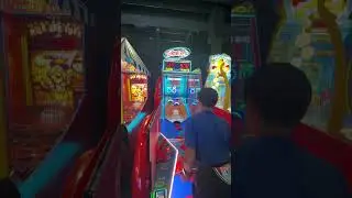 Джекпот в 500 билетов в игре Tailgate Toss в Dave & Busters! #аркада #джекпот