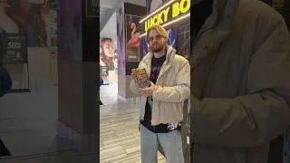 Торговый автомат по продаже коллекционных карточек в Лас-Вегасе #pokemon #sportstradingcards