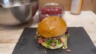 T&eacute;pett libah&uacute;sos burger savany&iacute;tott lilahagym&aacute;val