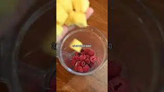 Raspberry mango smoothie bowl 😩 (mad thicc)
