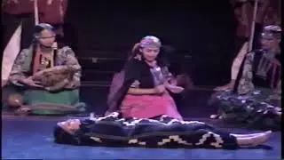 Mapuches, La Machi,  Ballet Folklórico Antumapu Casa Central U. de Chile, Santiago, 2004.