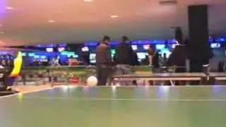 Una pallina da ping pong che  rimbalza