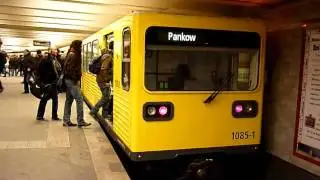 GI-Zug f&auml;hrt auf der U-Bahnlinie U2 in Berlin-Mitte in den Bahnhof Alexanderplatz ein