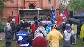 Jutta Kausch & Christa Weber singen f&uuml;r Frieden- Ostermarsch Berlin 2025