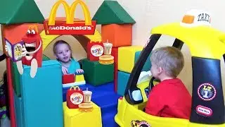 Дети притворяются, что играют в Mcdonald's Через фаст-фуд детские игрушки happy meal с роботами