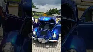 vocho azul en la caravana d&iacute;a del vocho