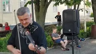 Виртуоз скрипки Артем Реутов выступает в Геленджике