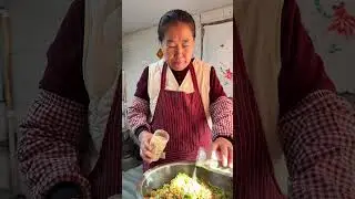 看看俺老婆婆包的酸菜油滋啦饺子真是嘎嘎好吃！#记录我的农村生活