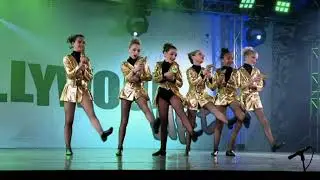 Guess which dance moms girls ￼are about to come on to the screen