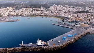 &Epsilon;&nu;&alpha;&sigmaf; &theta;&eta;&sigma;&alpha;&upsilon;&rho;&omicron;&sigmaf;. &Rho;&epsilon;&theta;&upsilon;&mu;&nu;&omicron; &alpha;&pi;&omicron; &psi;&eta;&lambda;&alpha; ! A treasure. Rethymnon from above