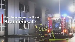 M&ouml;glicher Brandanschlag: Zwei Feuerwehren bei Brand in einem Werkst&auml;ttenpark in Regau im Einsatz