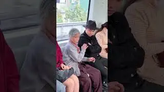 The old woman helped the girl escape danger. #signalforhelp #viralvideo #goodman #sos