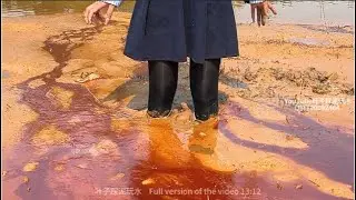 218期My white boots are stuck in the mud. Muddy water is pouring into m
