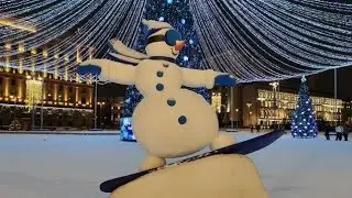 На Лубянку Подкатили Новогодние Снеговики...