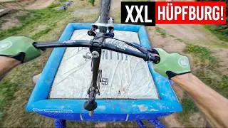 In XXL Hüpfburg mit dem Fahrrad springen!