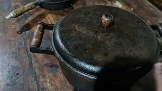 Mesa de Jantar Rústica e as Panelas de Ferro 