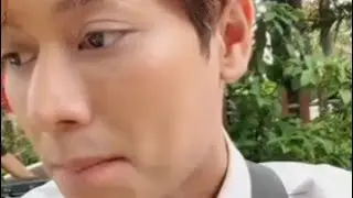 とても悲しい...パパbは弟のことを考えてどんどん目が回ってくる...彼はいつも新しいものを持っていて...あれこれ買って...😃😄