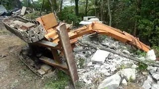 How to get flipped over Backhoe loader back on track ユンボが倒れた時の立ちなおし方