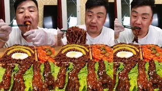 【ASMR】【MUKBANG】Brother Xiaofeng challenges himself to eat 4 large chicken legs in one bite#mukbang