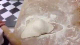 Xavier Barriga formando pan de fiesta