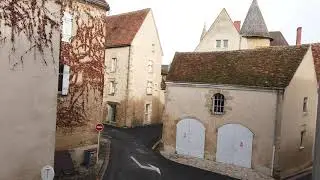 Maison centre ville La Châtre, 2 chambres, grenier aménageable, cave voutée, dépendances