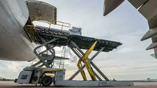 Loading Air Freight - Time lapse