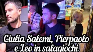 GIULIA SALEMI e LEO perculano PIERPAOLO PRETELLI in sala giochi: 