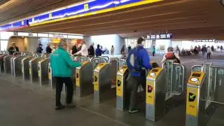 Man gaat wederrechtelijk door de ov-chipkaart poortjes op Arnhem Centraal Station
