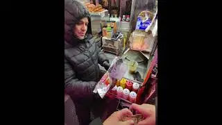 Покупка хот-дога на Таймс-сквер у уличного торговца в Нью-Йорке.