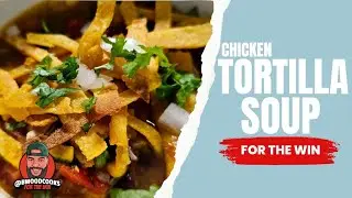 Идеальный рецепт куриного супа с тортильей! Сверху &mdash; домашние лепешки!