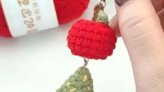 苹果圣诞挂件钩织教程视频很适合圣诞节的小挂件线材@雪妃尔毛线 萌娃娃2号色号29 32 41 24 66钩针2.5#钩针编织教程 #手工爱好者 #钩针编织 #手工diy