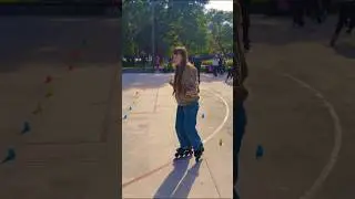 Video explicativo de c&oacute;mo andar con un solo pie sobre rollers #slalom #onefoot #truco #rollers
