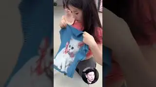 Шэ Инши примеряет футболку