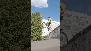 Прыгнул с гаража на велике! #streetbmx #mtb #bmx