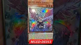 Lyna mit ihrem Vertrauten / Gold Rare / MGED-DE013 / Familiar-Possessed - Lyna / 憑ひょう依い装そう着ちゃく－ライナ
